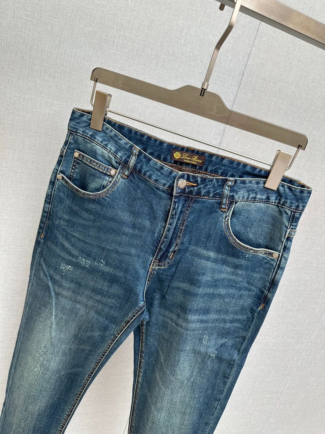 Available at the LP official website counter at the same time, the original is a very stylish pair of jeans, customized with original washed denim fabric, unique design, top-notch printing technology letter pattern logo, original hardware accessories decoration, an extremely outstanding pair of jeans, the materials and craftsmanship are extremely luxurious and exquisite, extremely high-grade, handsome and stylish upper body, recommended 👍, Sizes: 29-38